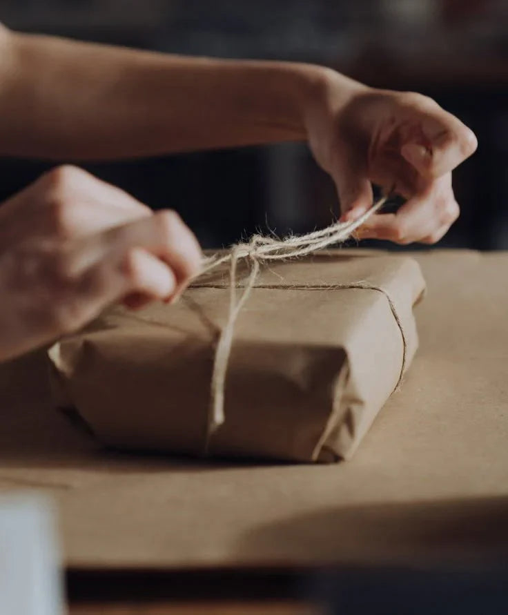 Що подарувати тому, в кого вже все є? Персоналізовані шкіряні подарунки, які вони цінуватимуть